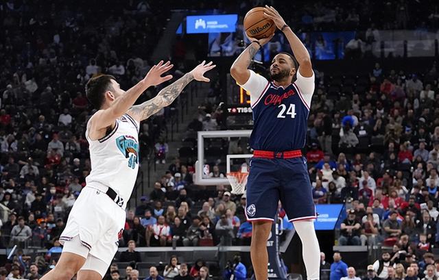 包含灰熊客场不敌快船，约瓦尔表现出色却难挽败局的词条