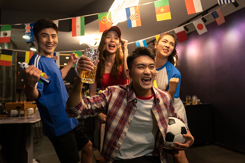 关于看点十足的比赛现场，球迷欢呼声不断的信息