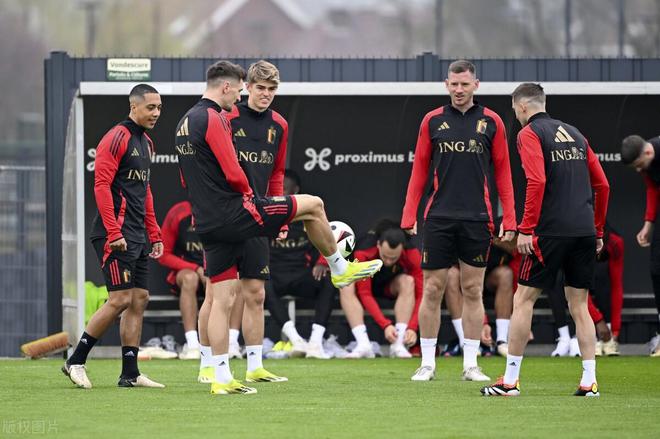 包含斯洛伐克国家队败北离场，欧洲足球赛表现平平的词条