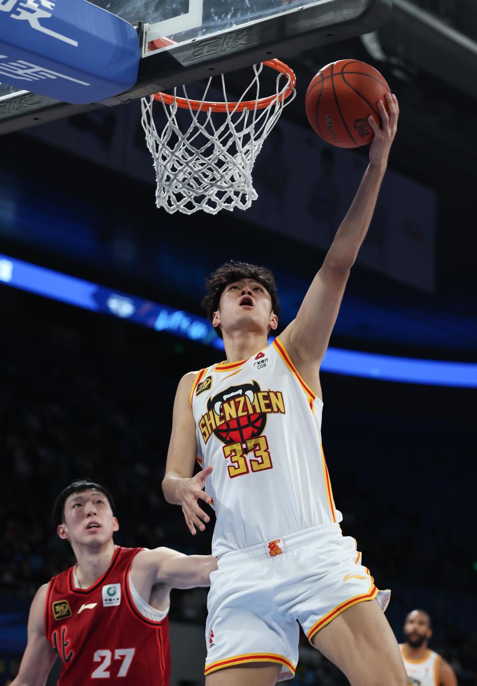 赛场上一位球员技巧出众，表现抢眼