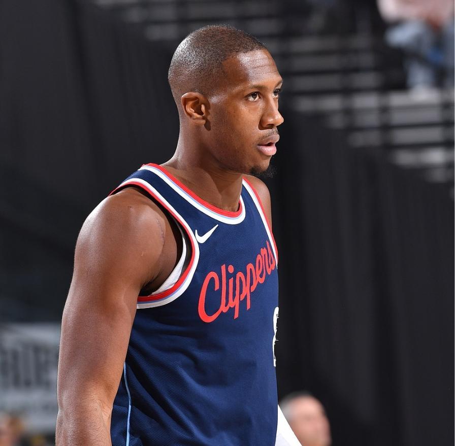 包含活塞意外赢球士气高涨，球队状态逐渐回暖的词条