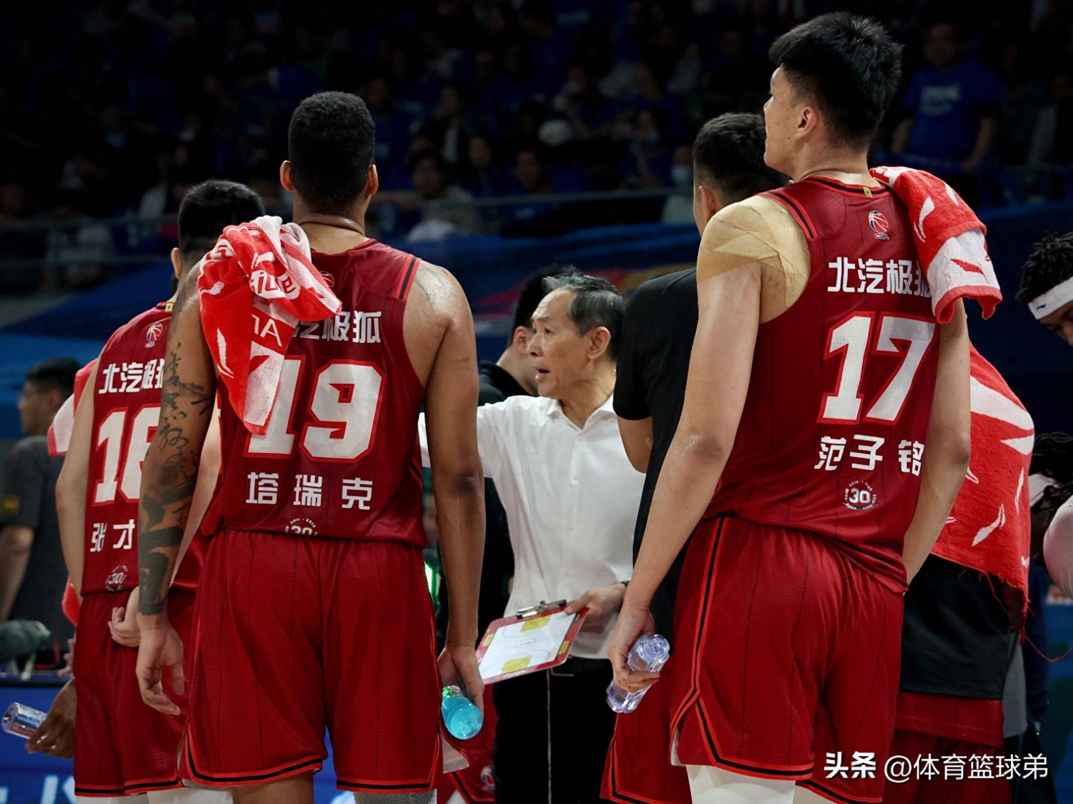 包含湖人队核心球员再次当选最佳球员，实力超群的词条