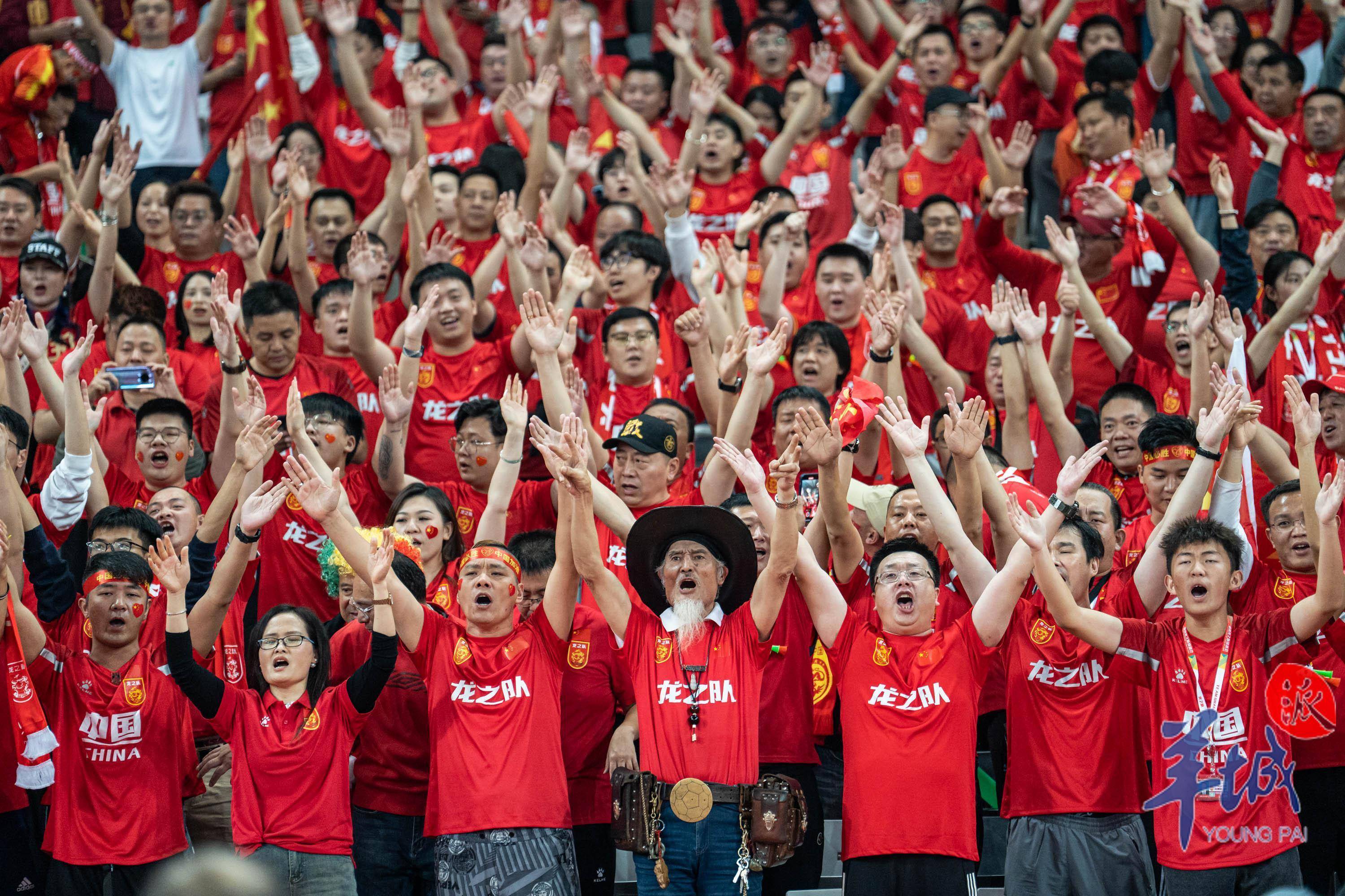 关于热刺主场气氛热烈,球迷呐喊助威的信息 关于热刺主场气氛热烈,球迷呐喊助威的信息