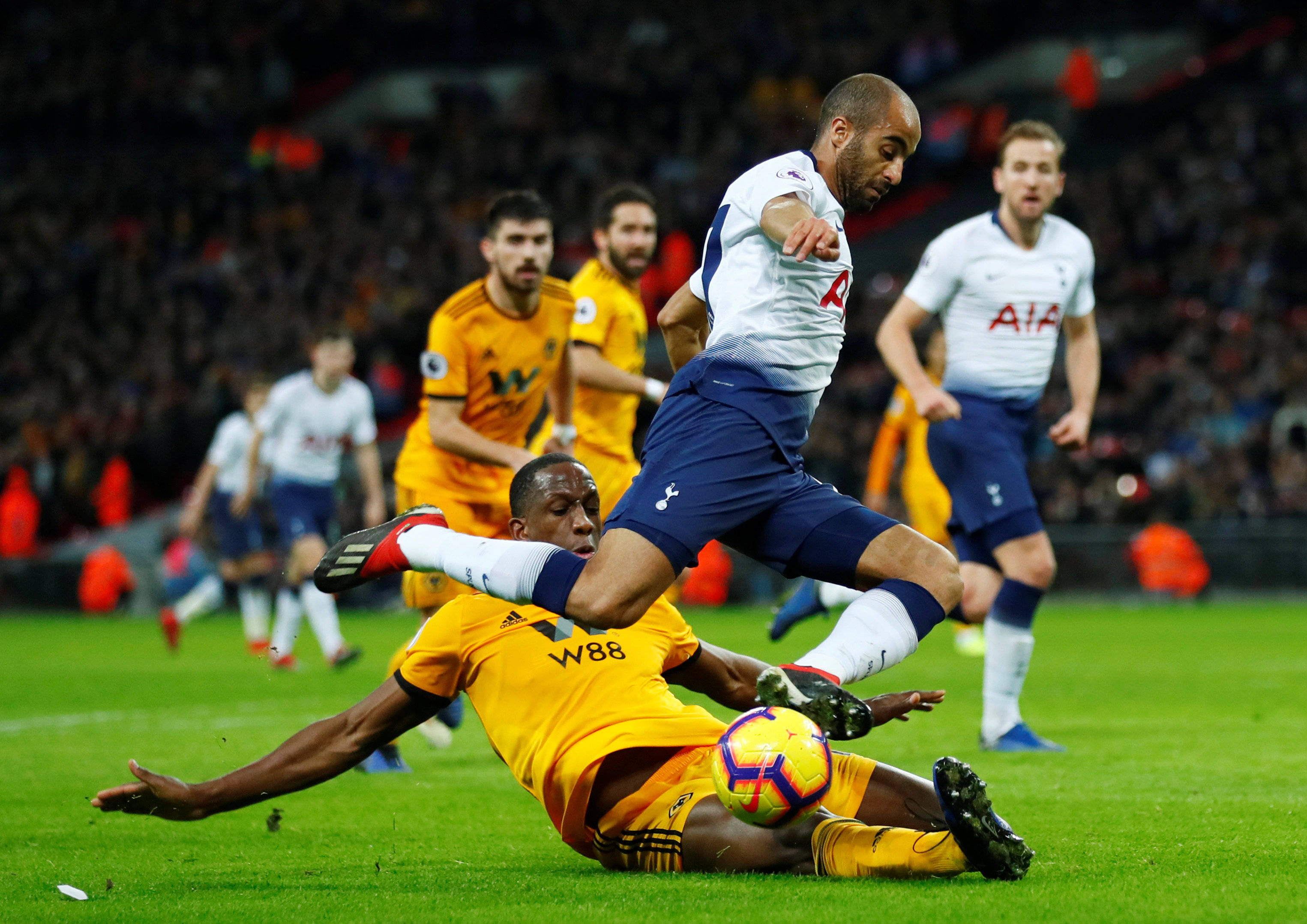 关于西汉姆联负于对手，保级形势严峻的信息