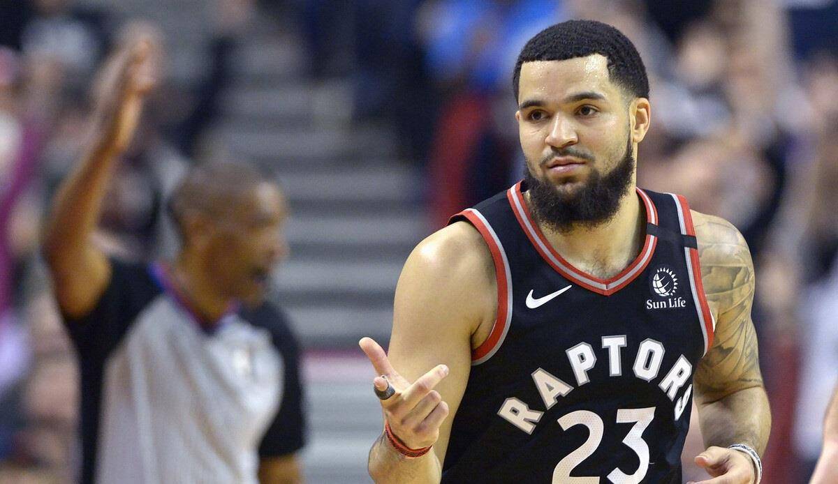 包含猛龙客场告捷，范弗利特成全队得分王的词条