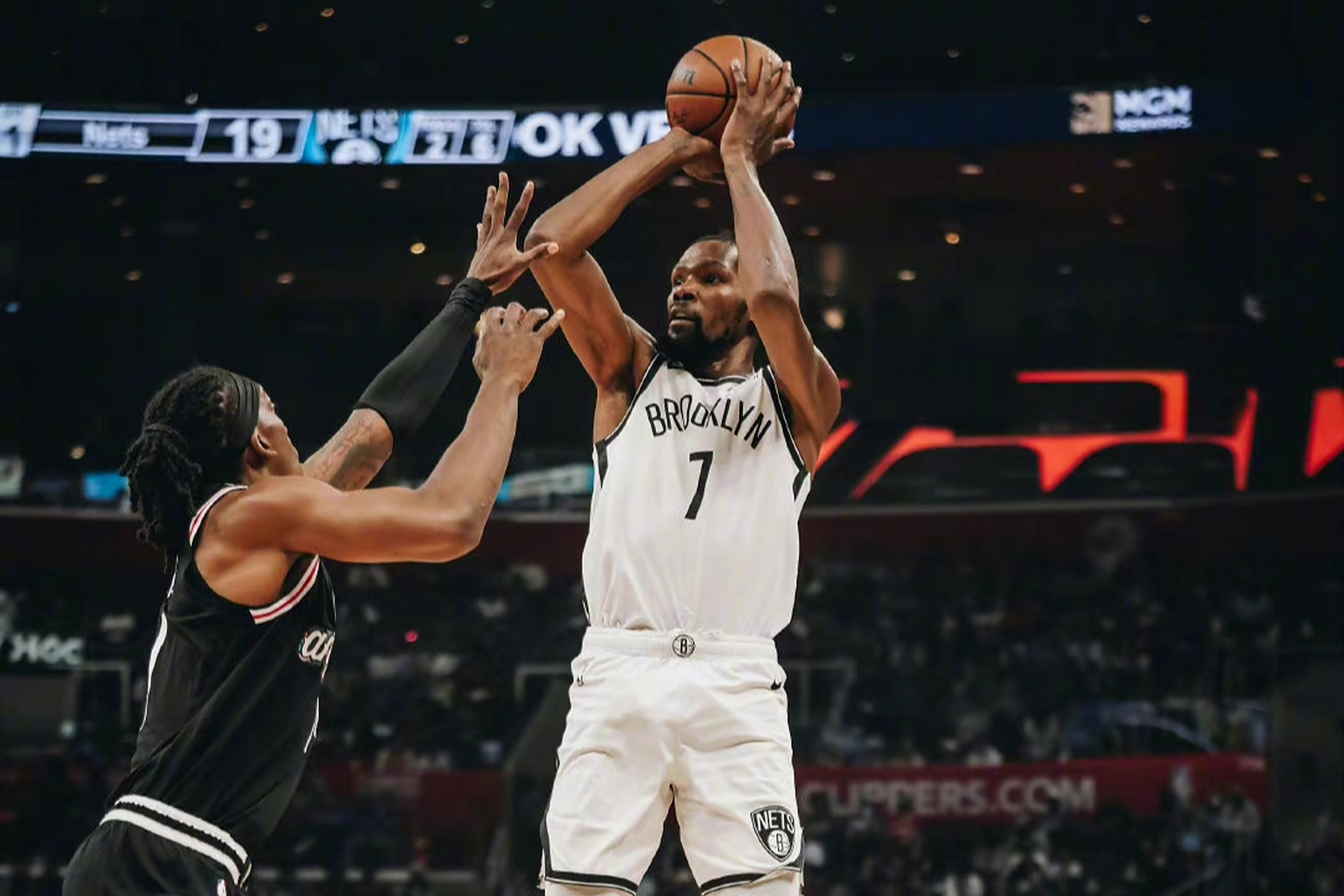 篮网惨遭快船横扫，杜兰特受伤