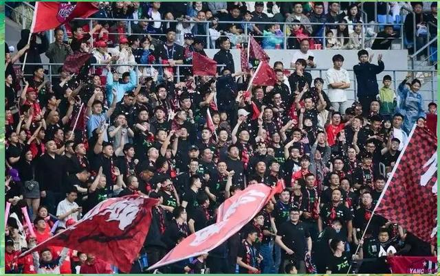 一场经典之战！足球点燃球迷热情